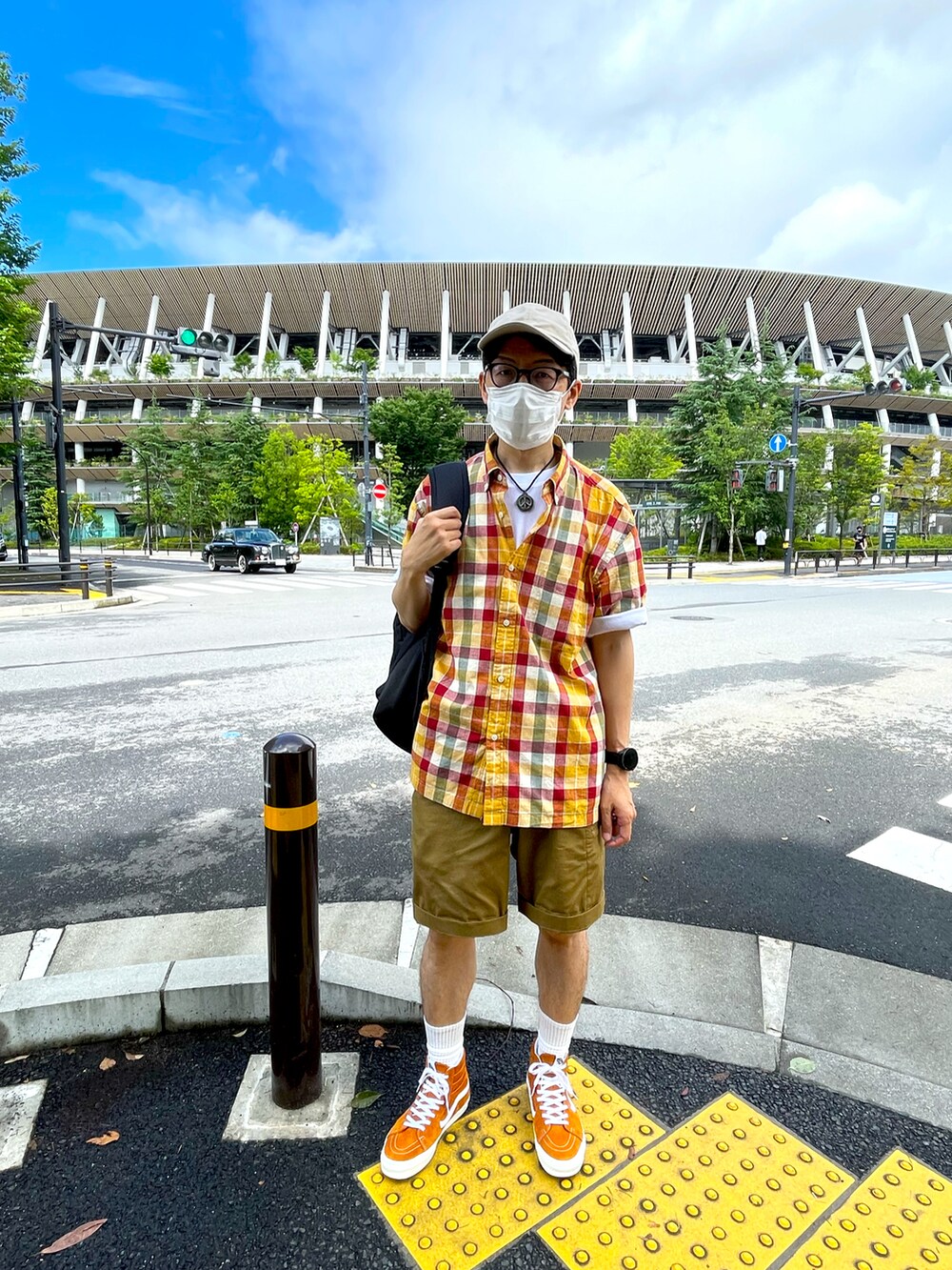 オレンジ系のシャツ/ブラウス、ホワイト系のTシャツ/カットソー、ブラウン系のその他パンツを着用したメンズの夏コーディネートの2枚目の写真