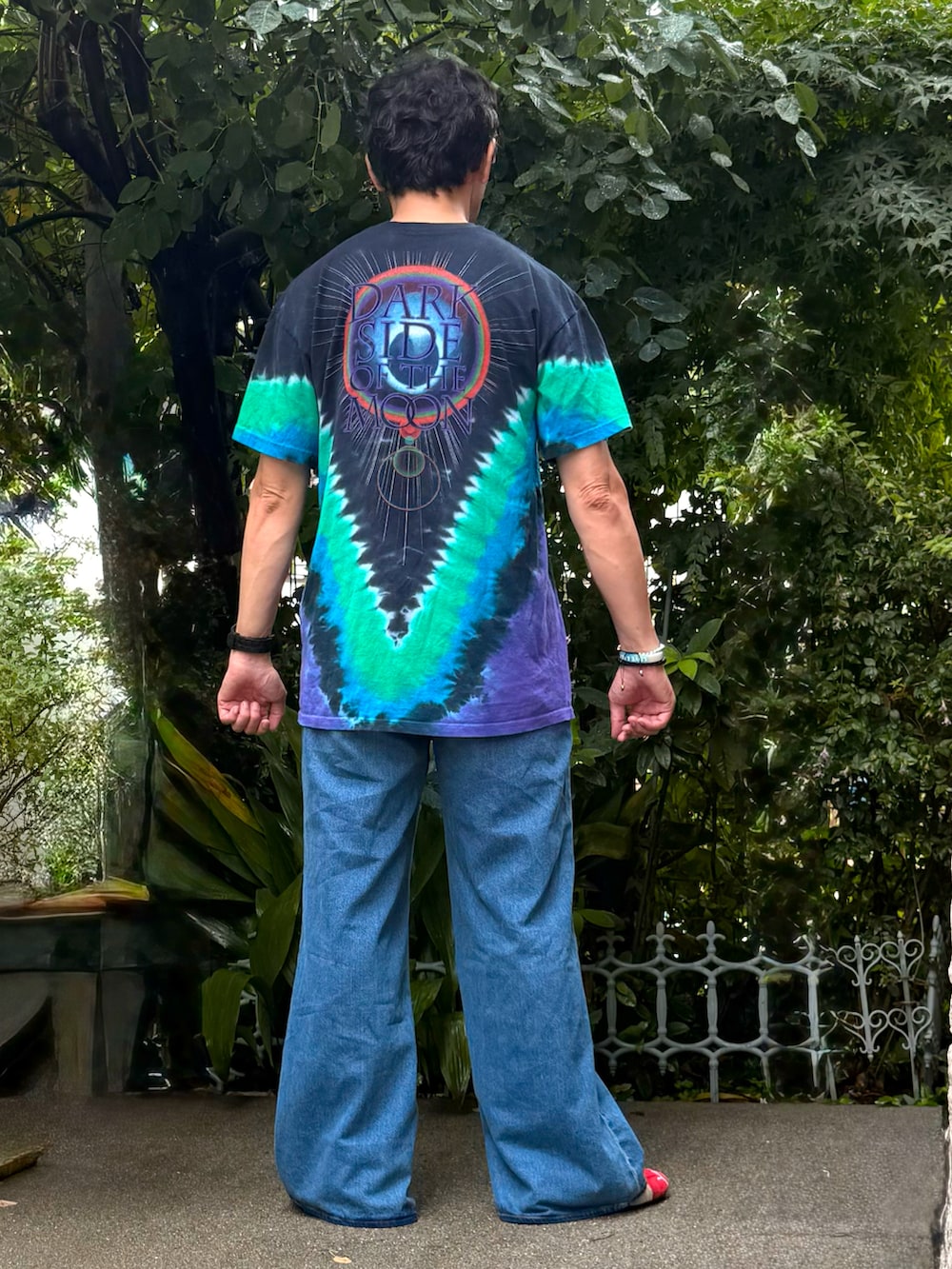 その他のTシャツ/カットソー、ブルー系のデニムパンツ、レッド系のスニーカーを着用したメンズの夏コーディネートの2枚目の写真