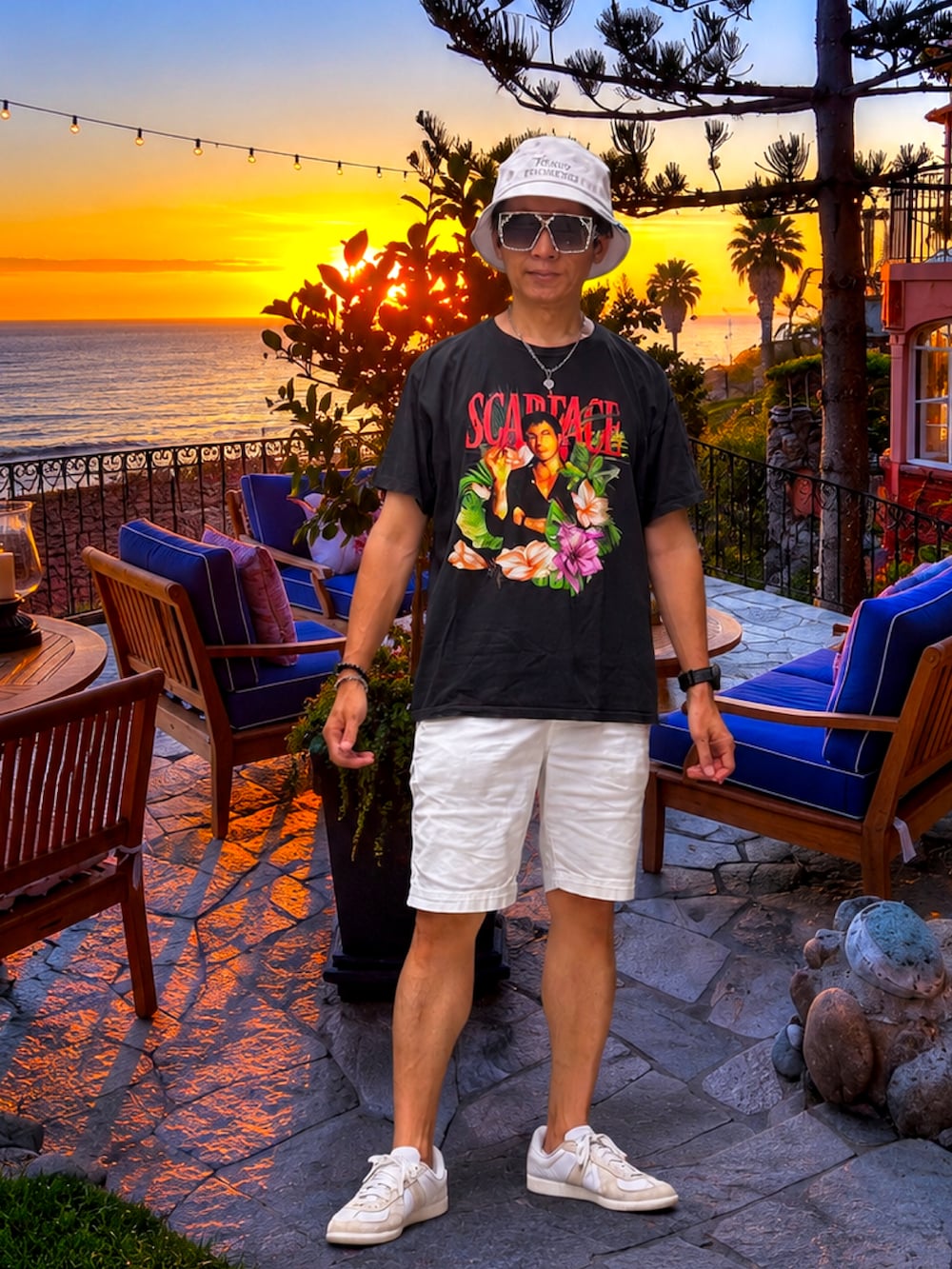 ブラック系のTシャツ/カットソー、ホワイト系のその他パンツ、ホワイト系のスニーカーを着用したメンズの夏コーディネートの2枚目の写真