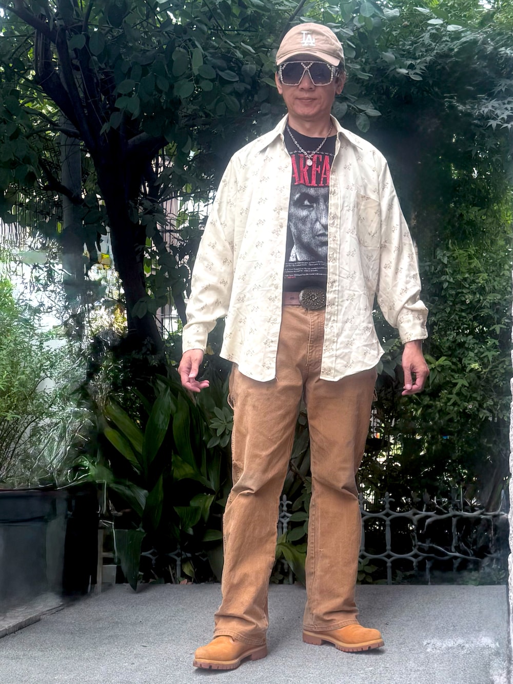 イエロー系のブーツ、ブラック系のTシャツ/カットソー、イエロー系のシャツ/ブラウスを着用したメンズの秋コーディネートの2枚目の写真