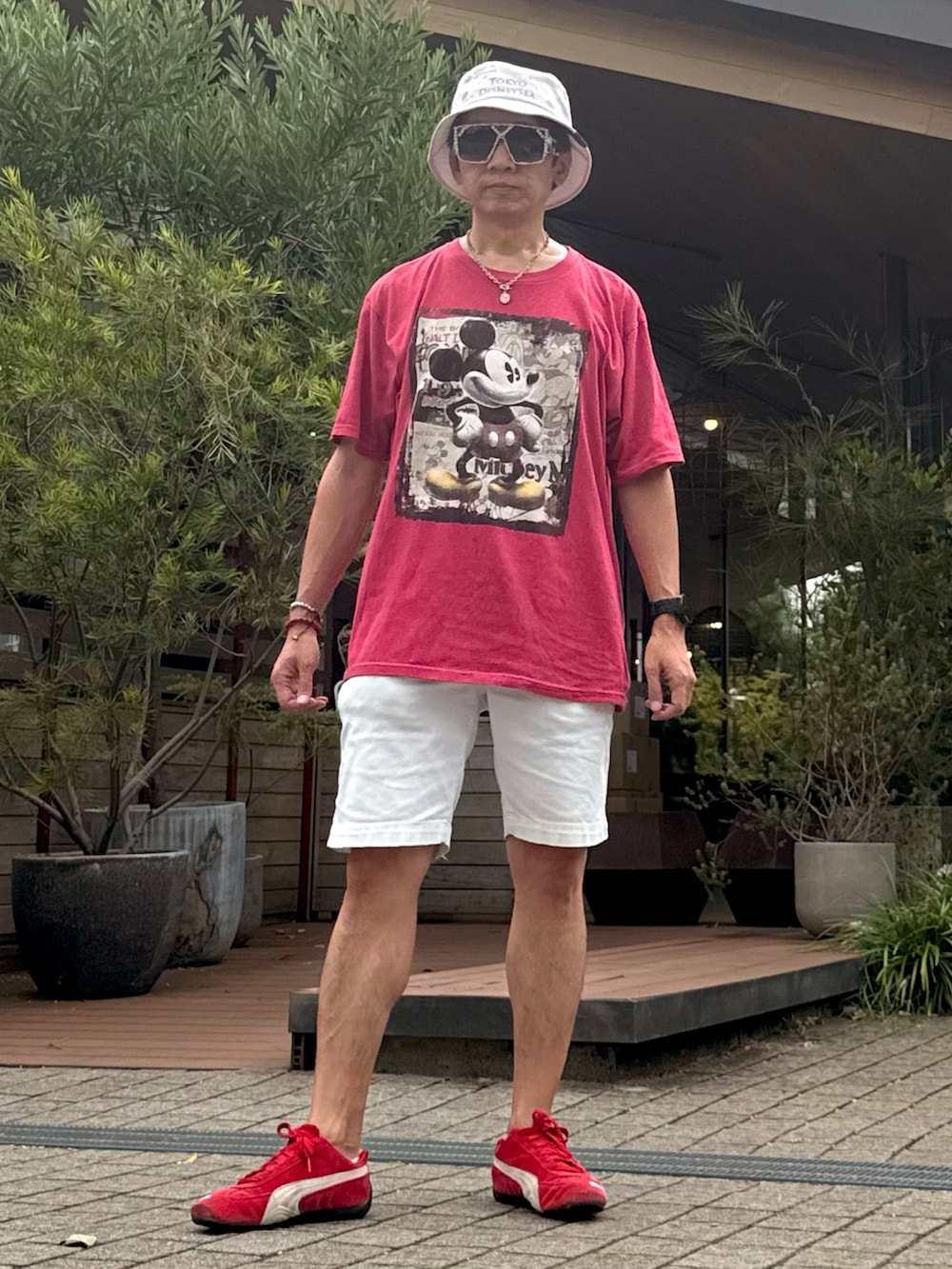 レッド系のスニーカー、ブラウン系のシャツ/ブラウス、レッド系のTシャツ/カットソーを着用したメンズの秋コーディネートの2枚目の写真