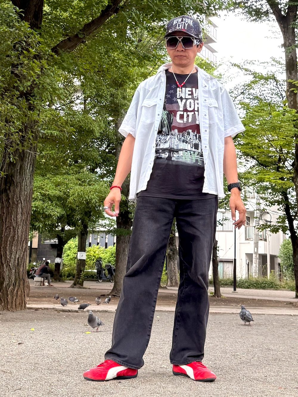 レッド系のスニーカー、ブラック系のTシャツ/カットソー、ホワイト系のシャツ/ブラウスを着用したメンズの春コーディネートの3枚目の写真