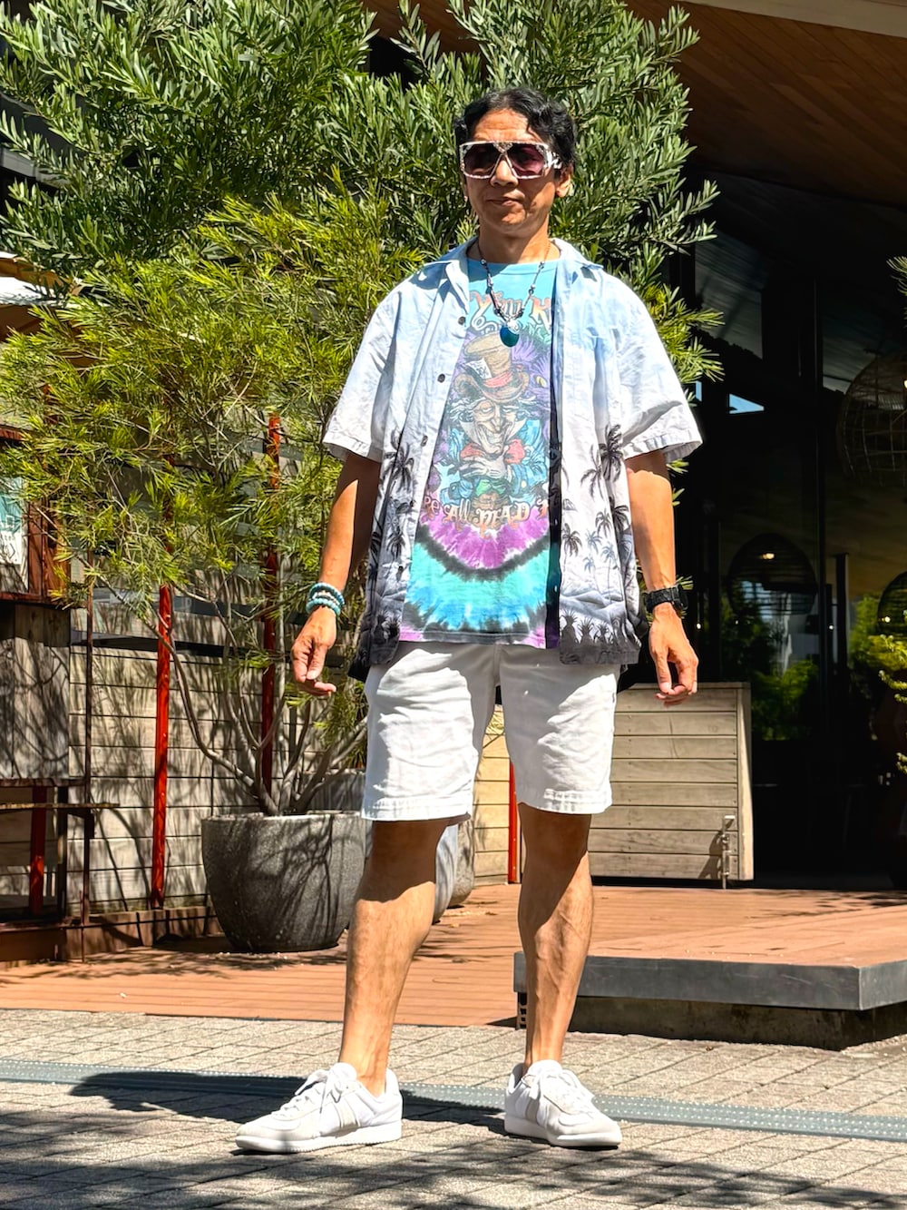 ブルー系のシャツ/ブラウス、ブルー系のTシャツ/カットソー、ホワイト系のその他パンツを着用したメンズの夏コーディネートの2枚目の写真
