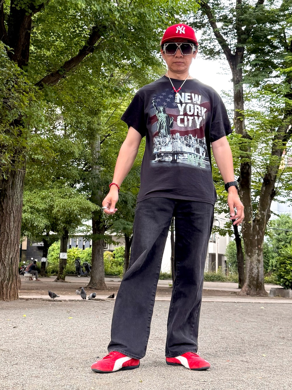 レッド系のスニーカー、ブラック系のTシャツ/カットソー、ホワイト系のシャツ/ブラウスを着用したメンズの春コーディネートの2枚目の写真