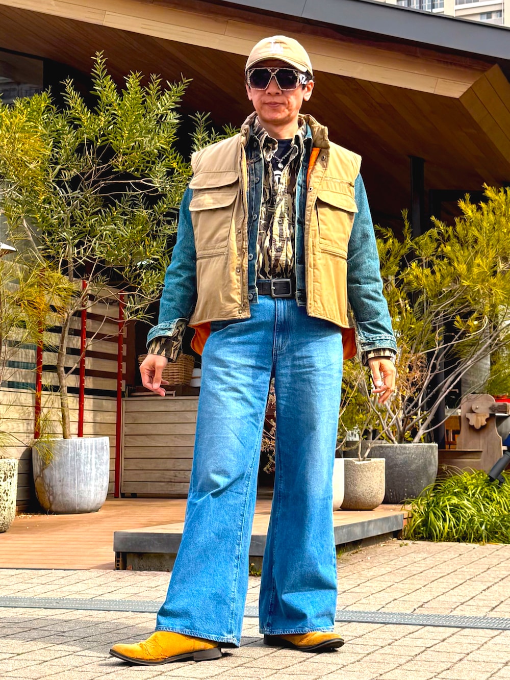 ブルー系のデニムジャケット、ベージュ系のシャツ/ブラウス、ベージュ系のベストを着用したメンズの春コーディネートの2枚目の写真