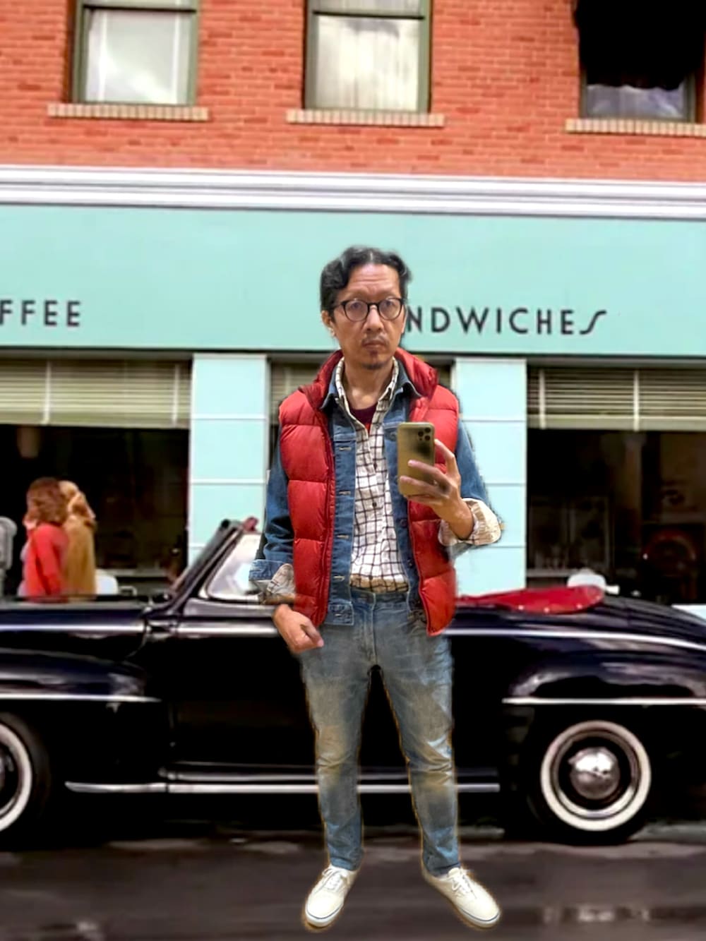 レッド系のベスト、ベージュ系のシャツ/ブラウス、ブルー系のデニムジャケットを着用したメンズの秋コーディネートの4枚目の写真