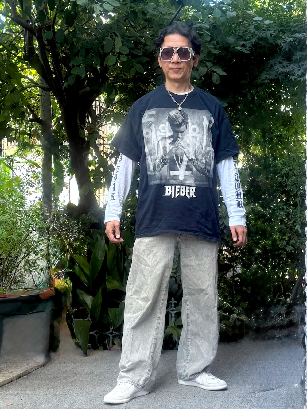 ブラック系のTシャツ/カットソー、ホワイト系のTシャツ/カットソー、グレー系のデニムパンツを着用したメンズの秋コーディネートの2枚目の写真