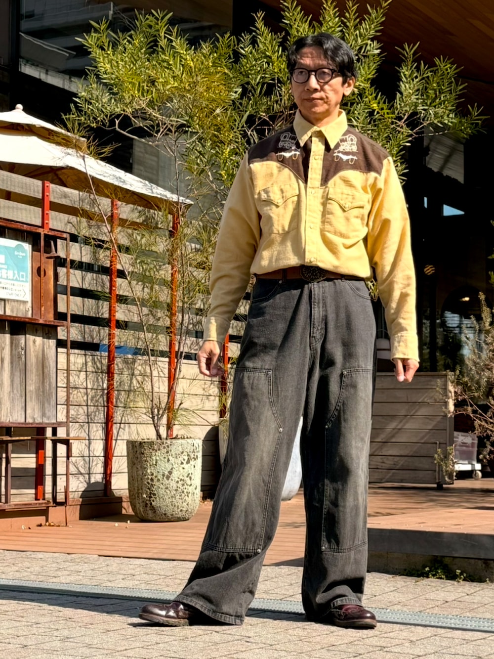 イエロー系のシャツ/ブラウス、ブラウン系のジャケット/アウター、グレー系のデニムパンツを着用したメンズの春コーディネートの4枚目の写真