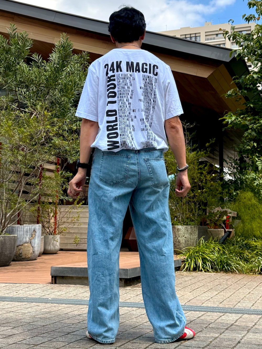 レッド系のスニーカー、ブラック系のシャツ/ブラウス、ホワイト系のTシャツ/カットソーを着用したメンズの夏コーディネートの4枚目の写真