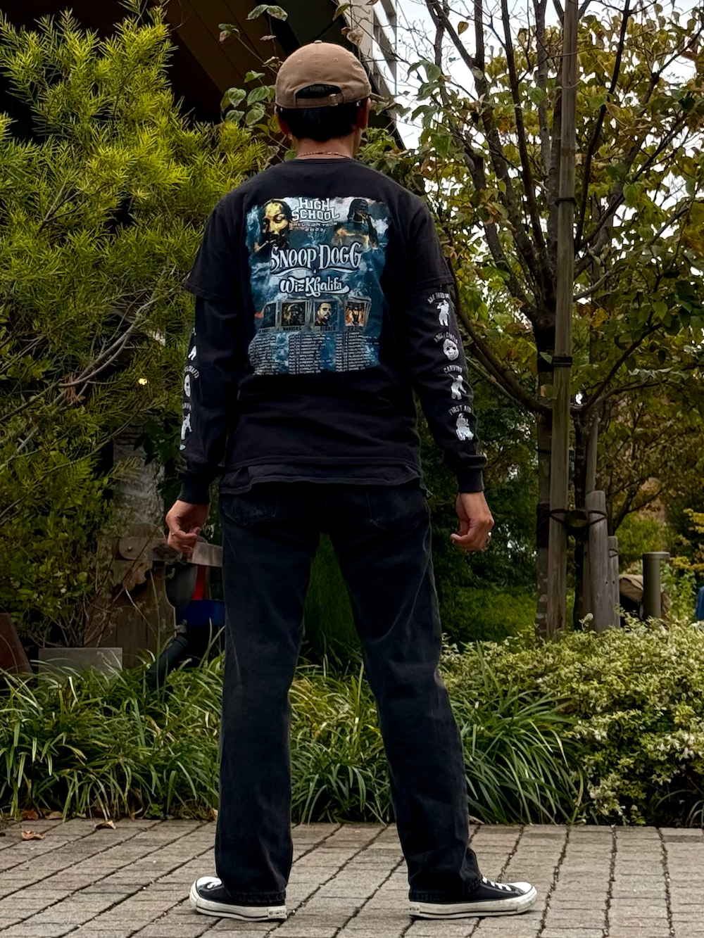 ブラック系のTシャツ/カットソー、ブラック系のデニムパンツ、ブラック系のスニーカーを着用したメンズの秋コーディネートの3枚目の写真