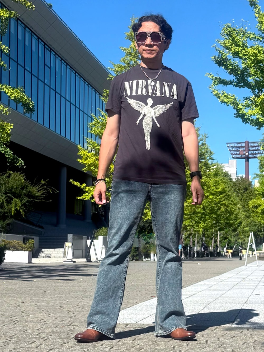 ブラック系のTシャツ/カットソー、ブラウン系のシャツ/ブラウス、ブルー系のデニムパンツを着用したメンズの秋コーディネートの3枚目の写真