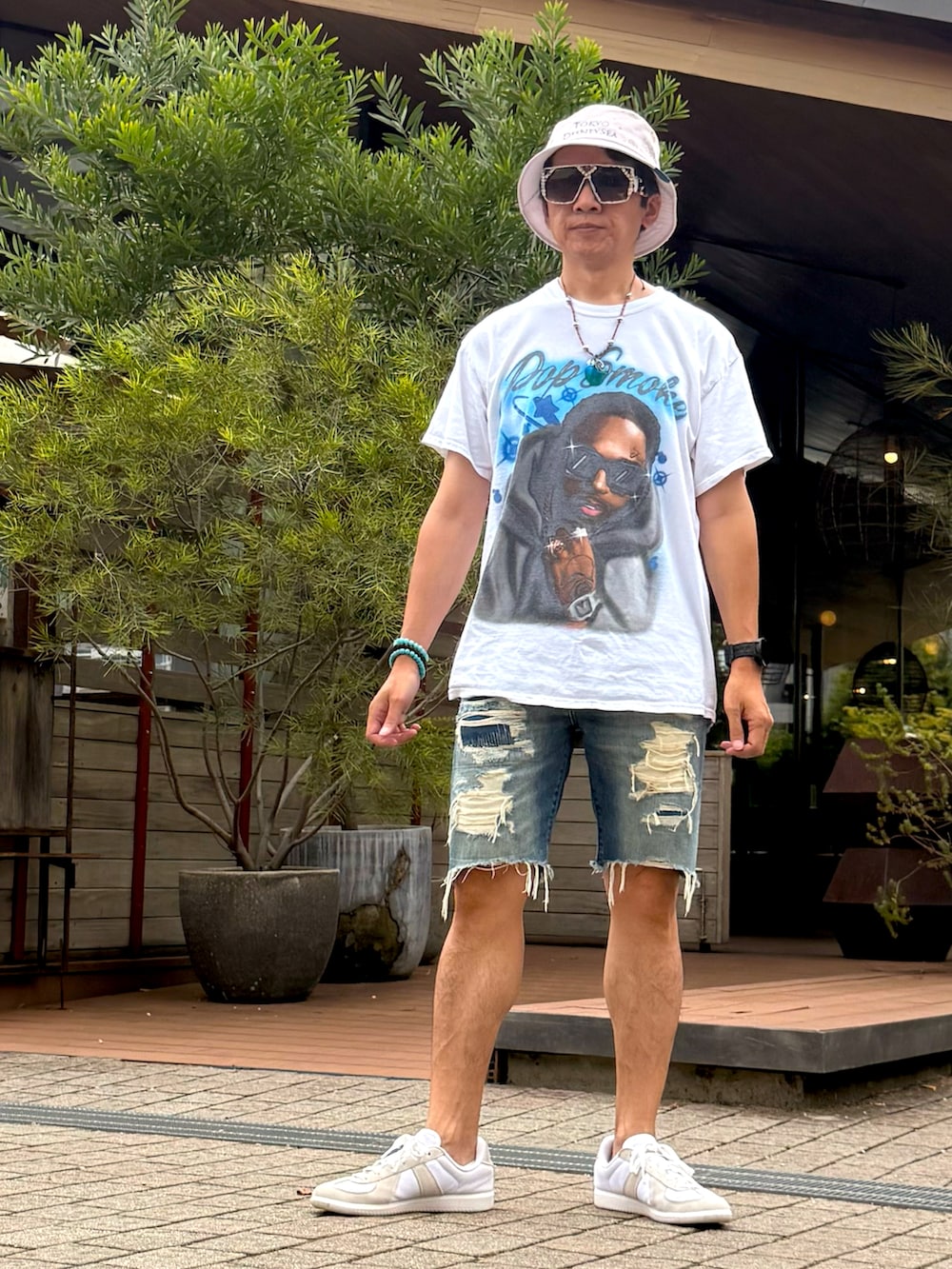 ブルー系のシャツ/ブラウス、ホワイト系のTシャツ/カットソー、ブルー系のデニムパンツを着用したメンズの夏コーディネートの3枚目の写真