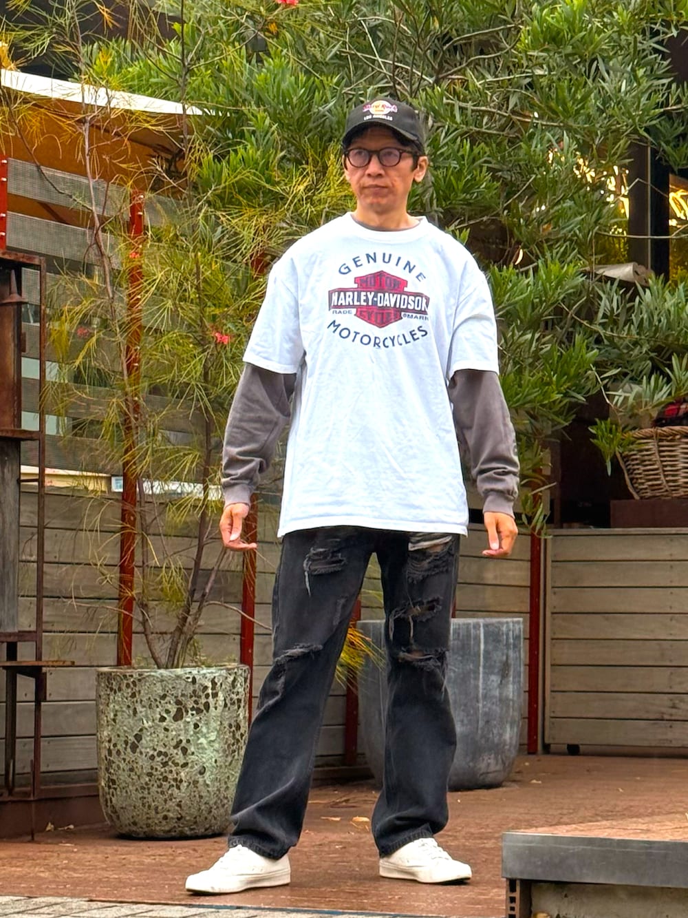 「キャップ、ベージュ、ニューエラ、ハーレーダビッドソン、HARLEY-DAVIDSON、レイヤードスタイル、Tシャツ、古着、リーバイス、505、ダメージデニムパンツ、ブラック、スニーカー、ユニクロ、いいね、save、フォローお願いします🤑」｜「NEW ERAの【NEW ERA / ニューエラ】Los Angeles Dodgers・ロサンゼルス ドジャース チームロゴ刺繍 ローキャップ（キャップ、ベージュ系）」を使った、☠️HiRoC☠️さん（メンズ・171cm）の春コーディネートの4枚目の写真