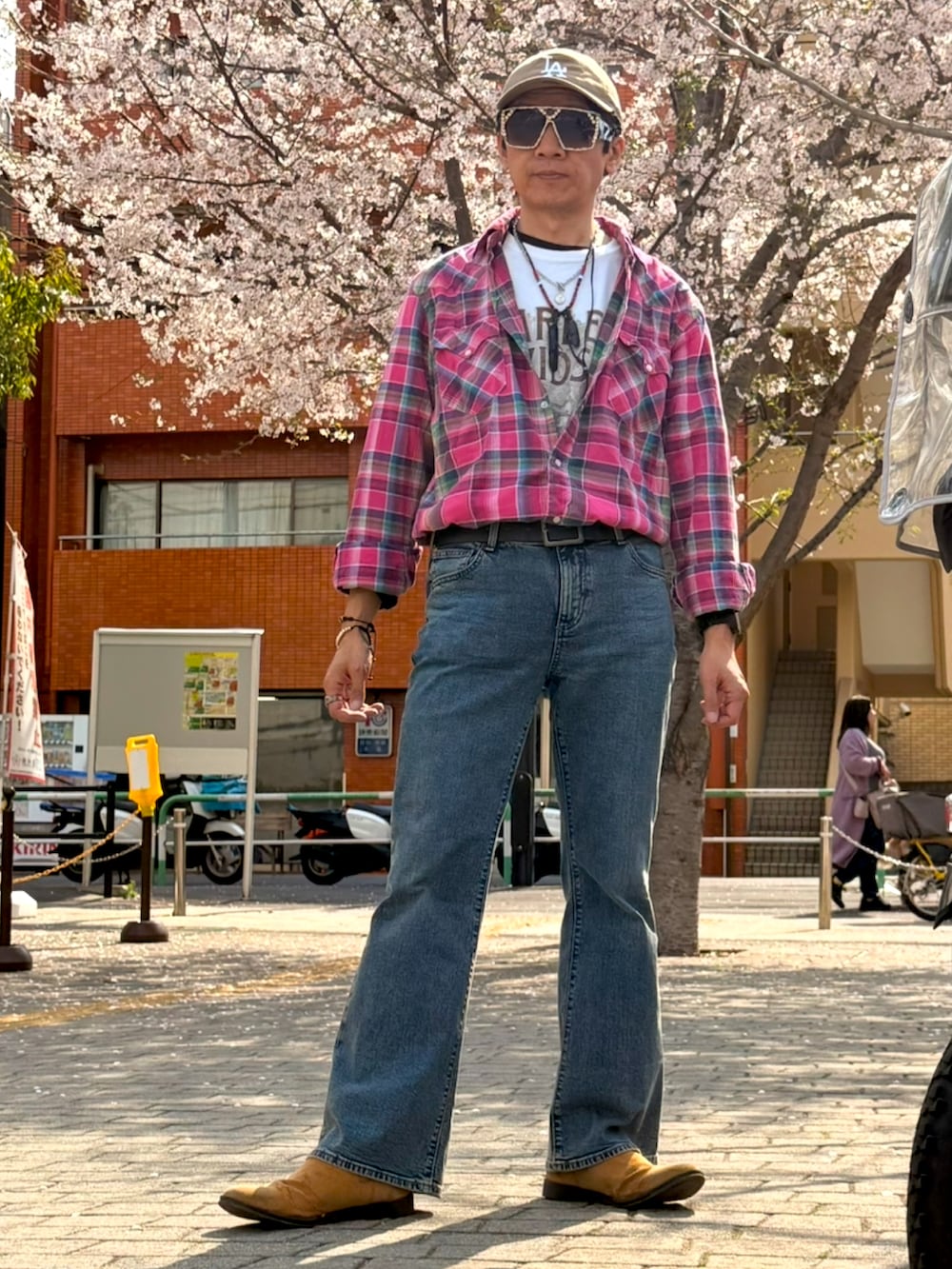 ホワイト系のTシャツ/カットソー、ブルー系のデニムパンツ、ブラウン系のブーツを着用したメンズの春コーディネートの4枚目の写真