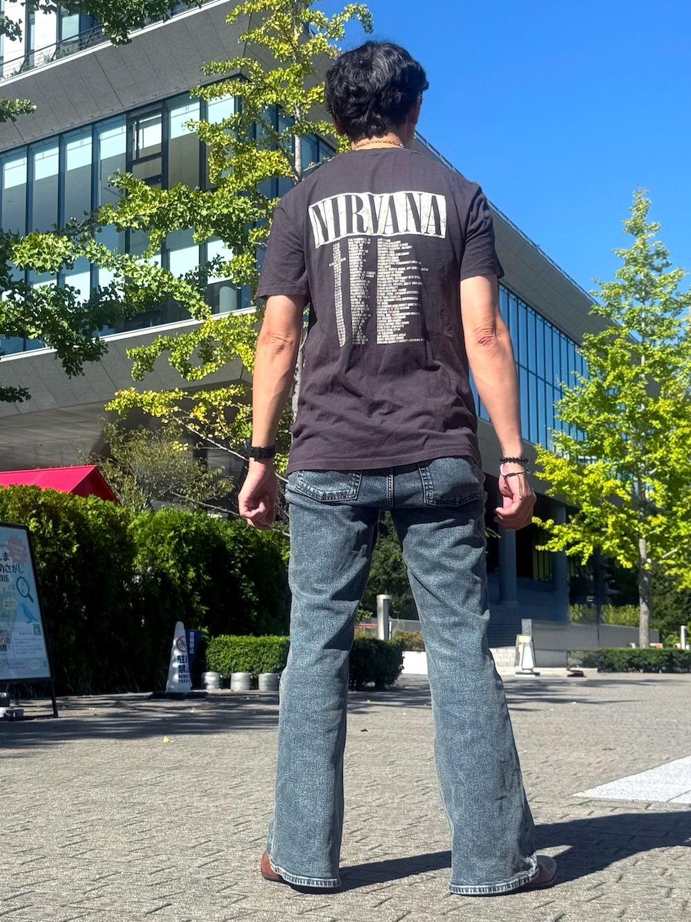 ブラック系のTシャツ/カットソー、ブラウン系のシャツ/ブラウス、ブルー系のデニムパンツを着用したメンズの秋コーディネートの4枚目の写真