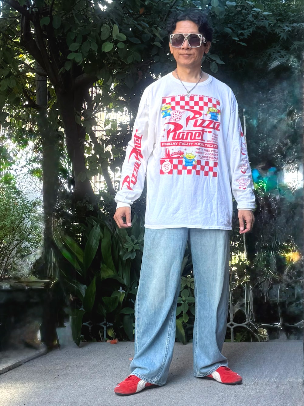 レッド系のスニーカー、ブラック系のTシャツ/カットソー、ホワイト系のTシャツ/カットソーを着用したメンズの秋コーディネートの3枚目の写真