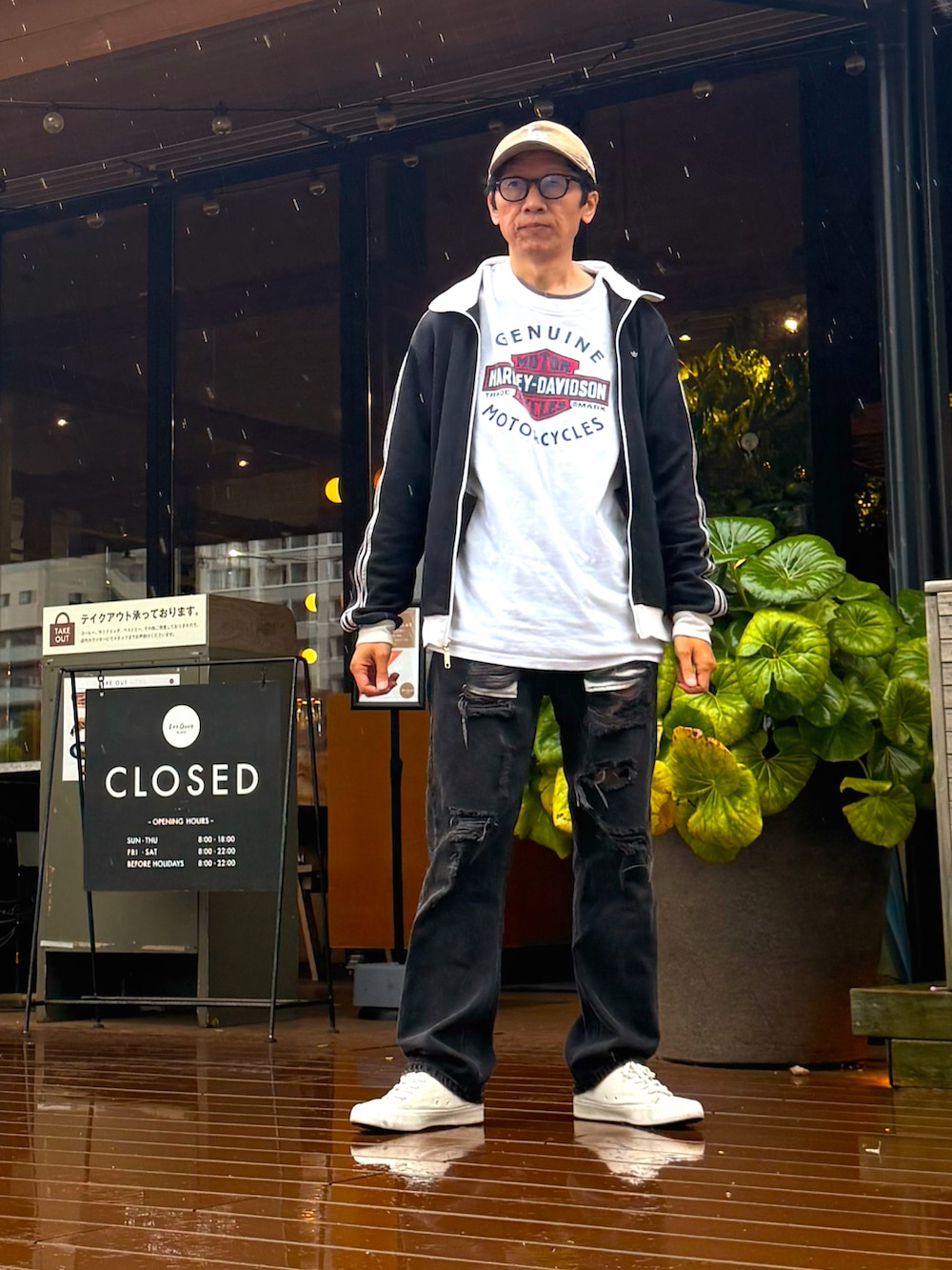 「キャップ、ベージュ、ニューエラ、ハーレーダビッドソン、HARLEY-DAVIDSON、レイヤードスタイル、Tシャツ、古着、リーバイス、505、ダメージデニムパンツ、ブラック、スニーカー、ユニクロ、いいね、save、フォローお願いします🤑」｜「NEW ERAの【NEW ERA / ニューエラ】Los Angeles Dodgers・ロサンゼルス ドジャース チームロゴ刺繍 ローキャップ（キャップ、ベージュ系）」を使った、☠️HiRoC☠️さん（メンズ・171cm）の春コーディネートの3枚目の写真