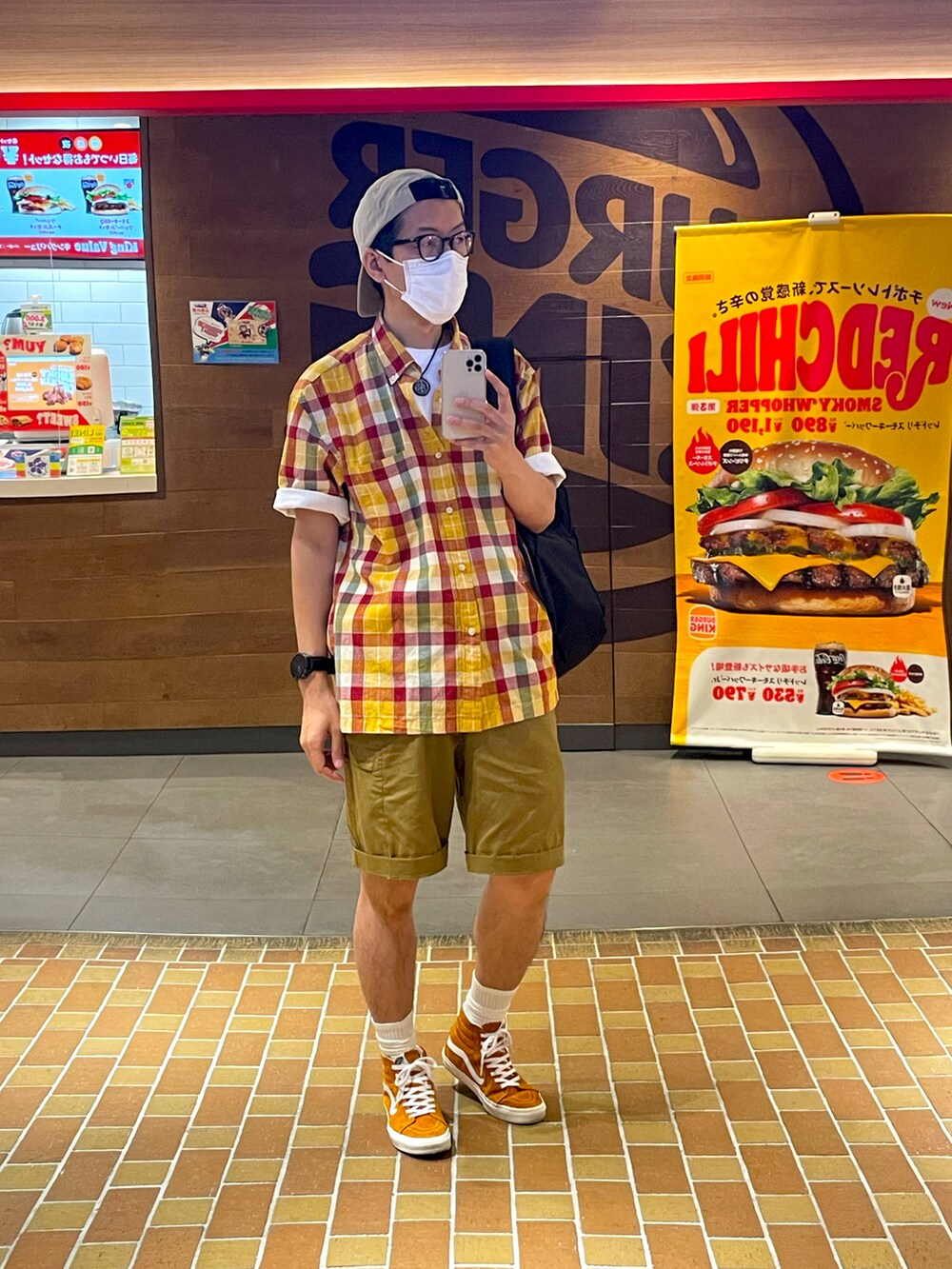 オレンジ系のシャツ/ブラウス、ホワイト系のTシャツ/カットソー、ブラウン系のその他パンツを着用したメンズの夏コーディネートの4枚目の写真