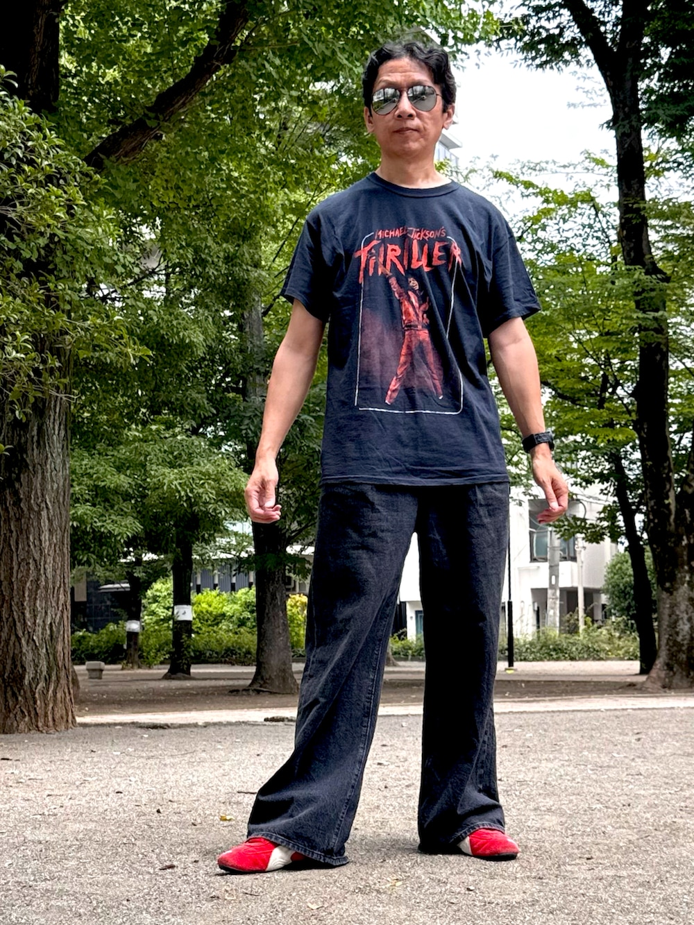 レッド系のスニーカー、ブラック系のTシャツ/カットソー、ホワイト系のシャツ/ブラウスを着用したメンズの夏コーディネートの2枚目の写真