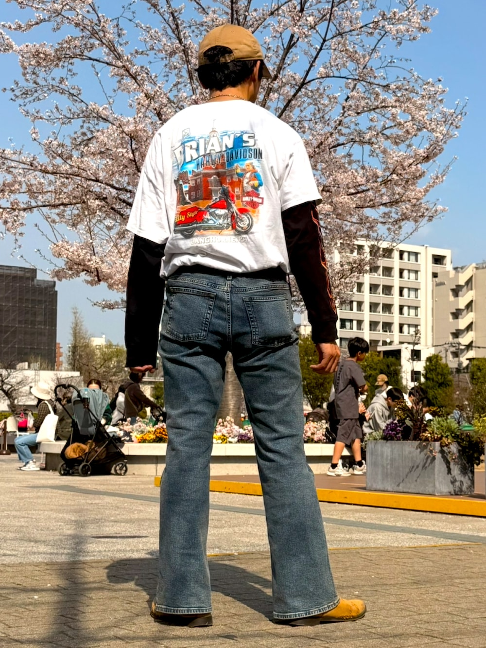 ホワイト系のTシャツ/カットソー、ブルー系のデニムパンツ、ブラウン系のブーツを着用したメンズの春コーディネートの3枚目の写真