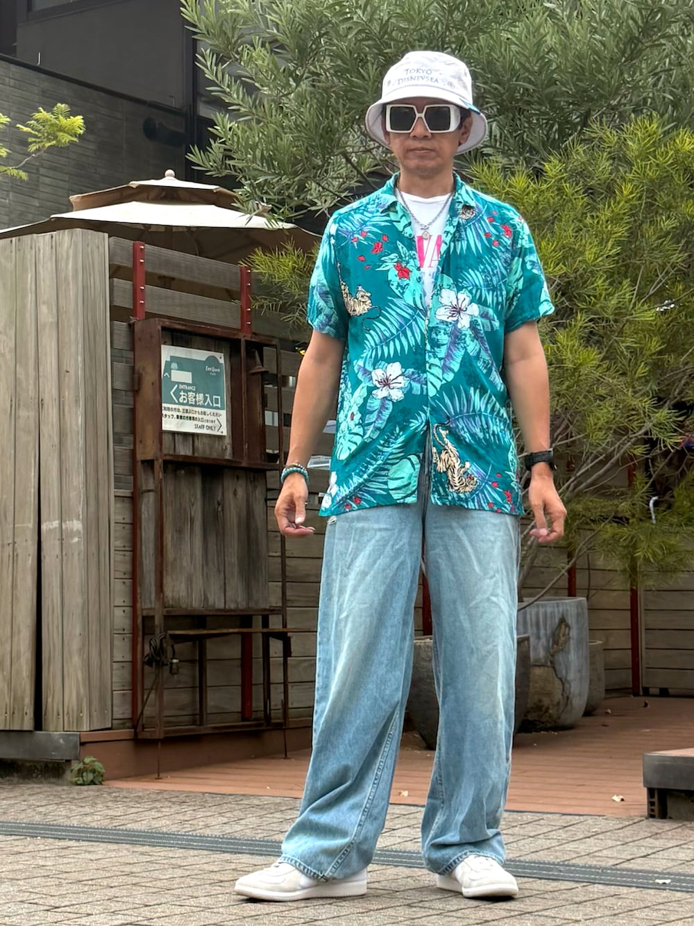 ホワイト系のTシャツ/カットソー、ブルー系のデニムパンツ、ホワイト系のスニーカーを着用したメンズの夏コーディネートの2枚目の写真