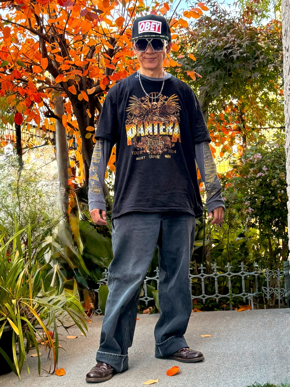 ブラック系のTシャツ/カットソー、ブラック系のデニムジャケット、ブラック系のデニムパンツを着用したメンズの秋コーディネートの2枚目の写真