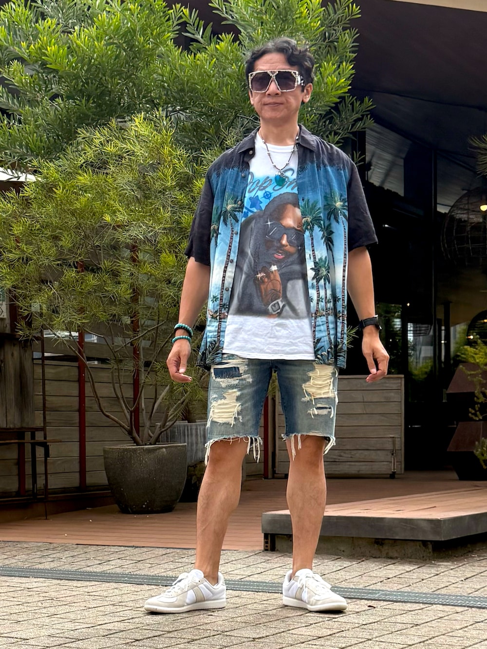 ブルー系のシャツ/ブラウス、ホワイト系のTシャツ/カットソー、ブルー系のデニムパンツを着用したメンズの夏コーディネートの2枚目の写真