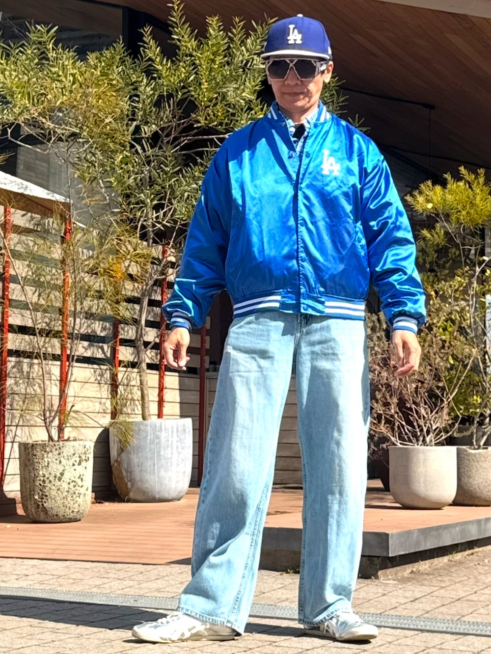 ブルー系のカーディガン/ボレロ、ブルー系のシャツ/ブラウス、ブルー系のスタジャンを着用したメンズの春コーディネートの3枚目の写真