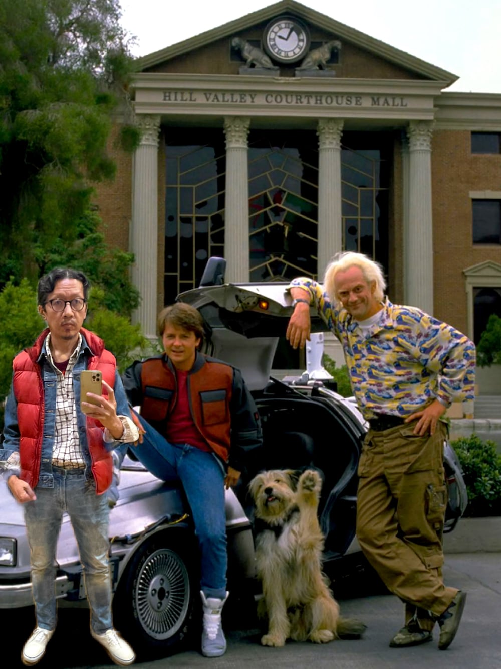 レッド系のベスト、ベージュ系のシャツ/ブラウス、ブルー系のデニムジャケットを着用したメンズの秋コーディネートの2枚目の写真