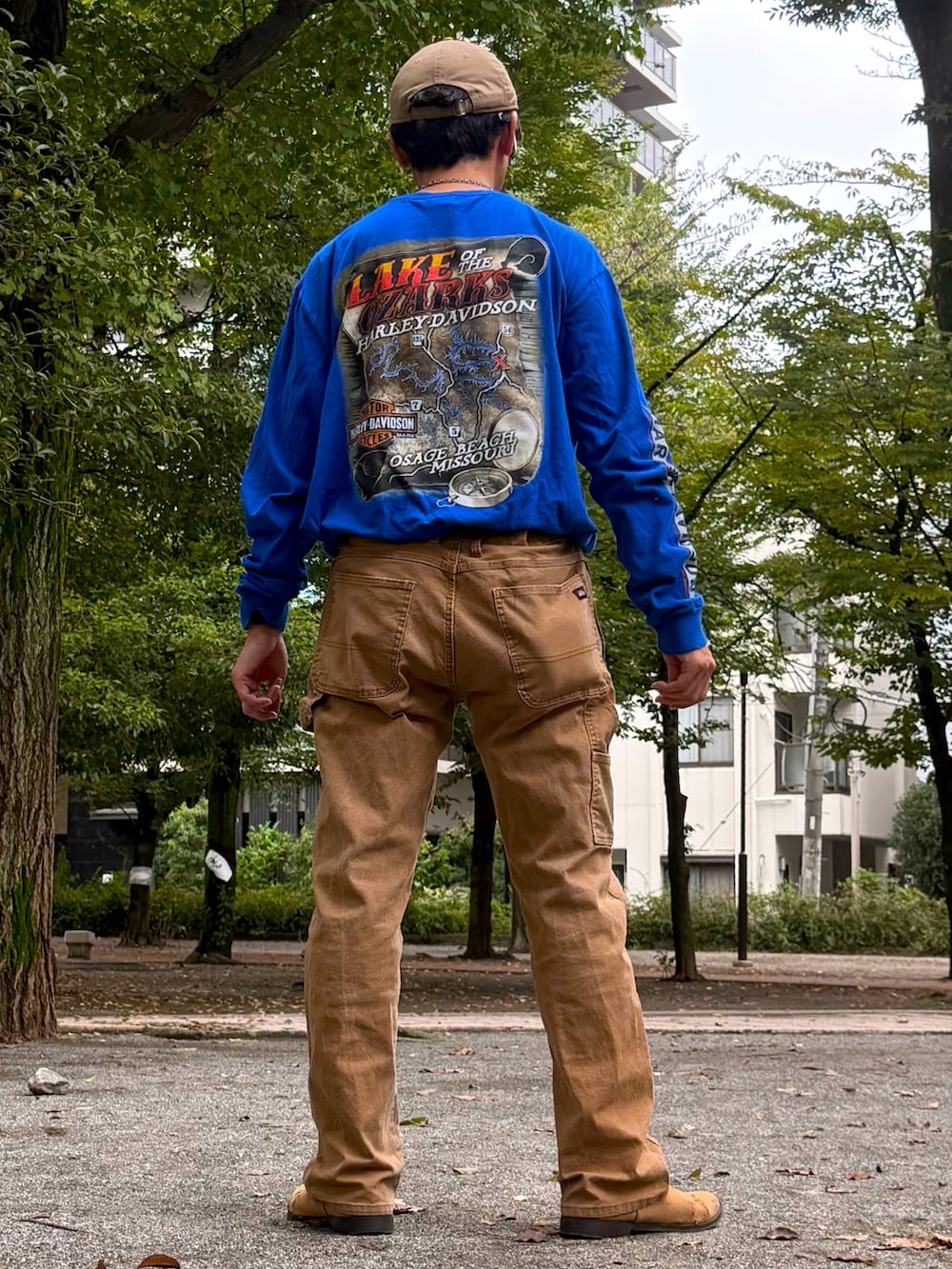 ブルー系のTシャツ/カットソー、ベージュ系のカーゴパンツ、ブラウン系のブーツを着用したメンズの秋コーディネートの2枚目の写真