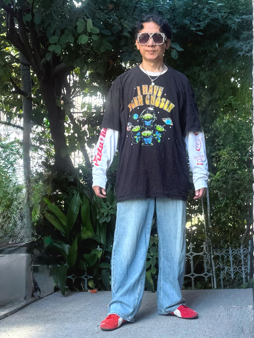 レッド系のスニーカー、ブラック系のTシャツ/カットソー、ホワイト系のTシャツ/カットソーを着用したメンズの秋コーディネートの2枚目の写真