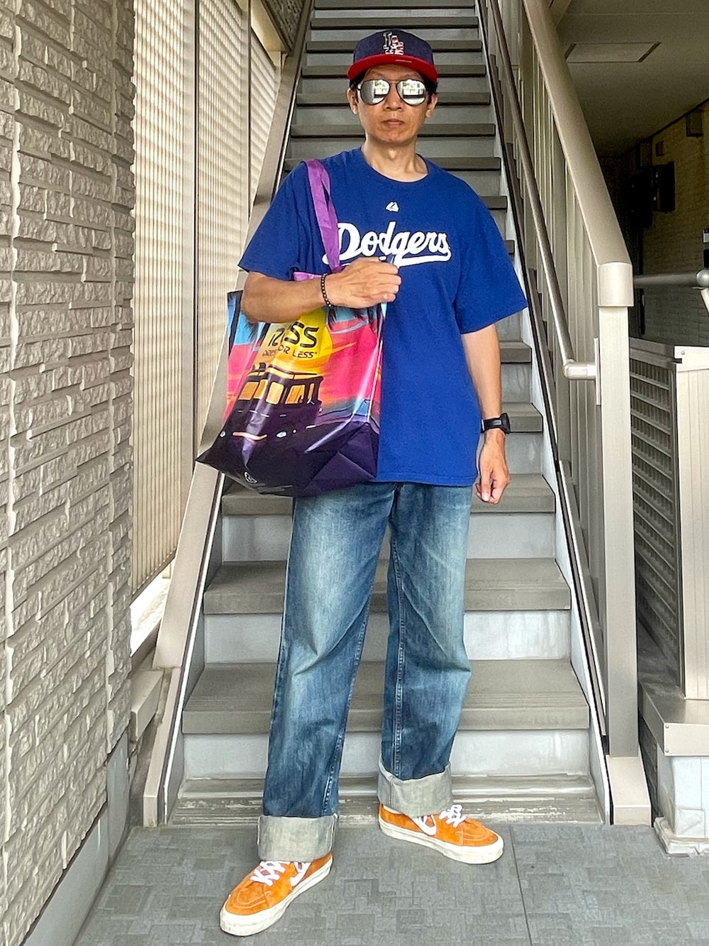 「夏だ！Tシャツ着よう！、ドジャース、キャップ、ブルー、イエロー、トートバッグ、ハワイ、メジャーリーグ、リーバイス、デニム、VANS、スニーカー、オレンジ、いいね、save、フォローお願いします🤑、サングラス」｜「NEW ERAのアイテム（キャップ、ブルー系）」を使った、☠️HiRoC☠️さん（メンズ・171cm）の夏コーディネートの2枚目の写真