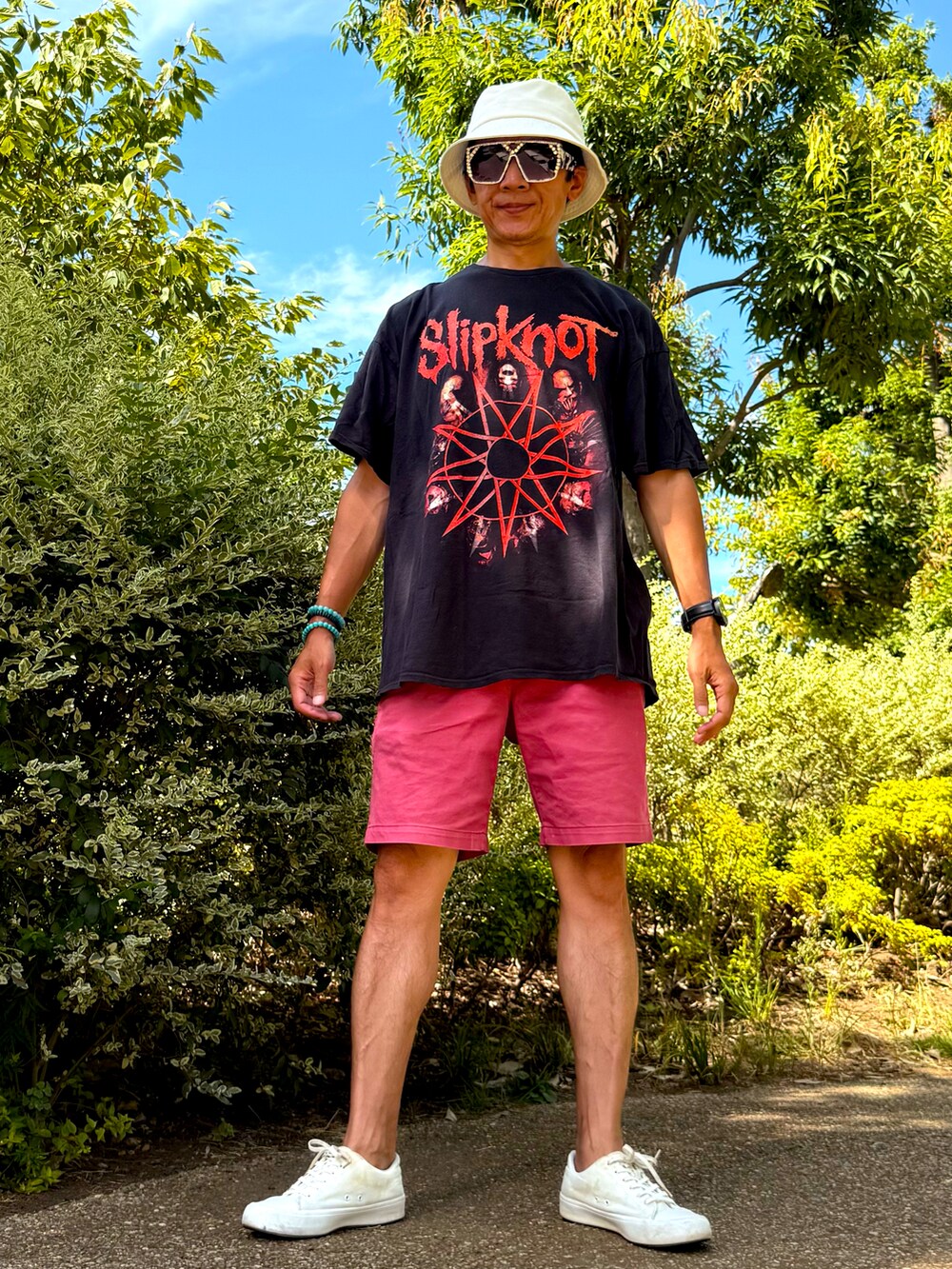 ブラック系のTシャツ/カットソー、レッド系のその他パンツ、ホワイト系のスニーカーを着用したメンズの秋コーディネートの4枚目の写真