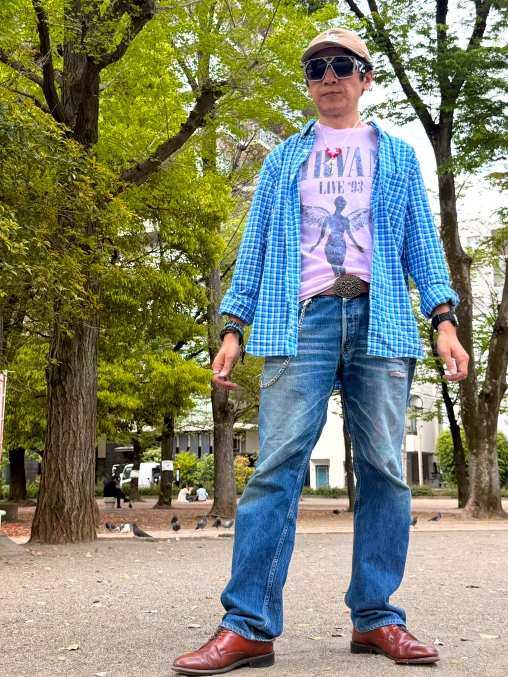ピンク系のTシャツ/カットソー、ブルー系のシャツ/ブラウス、ブルー系のデニムパンツを着用したメンズの春コーディネートの2枚目の写真