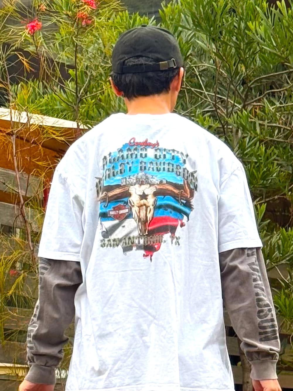「キャップ、ベージュ、ニューエラ、ハーレーダビッドソン、HARLEY-DAVIDSON、レイヤードスタイル、Tシャツ、古着、リーバイス、505、ダメージデニムパンツ、ブラック、スニーカー、ユニクロ、いいね、save、フォローお願いします🤑」｜「NEW ERAの【NEW ERA / ニューエラ】Los Angeles Dodgers・ロサンゼルス ドジャース チームロゴ刺繍 ローキャップ（キャップ、ベージュ系）」を使った、☠️HiRoC☠️さん（メンズ・171cm）の春コーディネートの5枚目の写真
