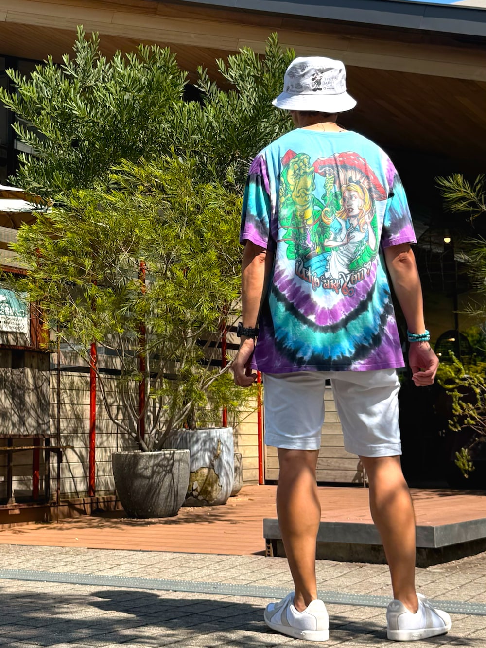 ブルー系のシャツ/ブラウス、ブルー系のTシャツ/カットソー、ホワイト系のその他パンツを着用したメンズの夏コーディネートの4枚目の写真