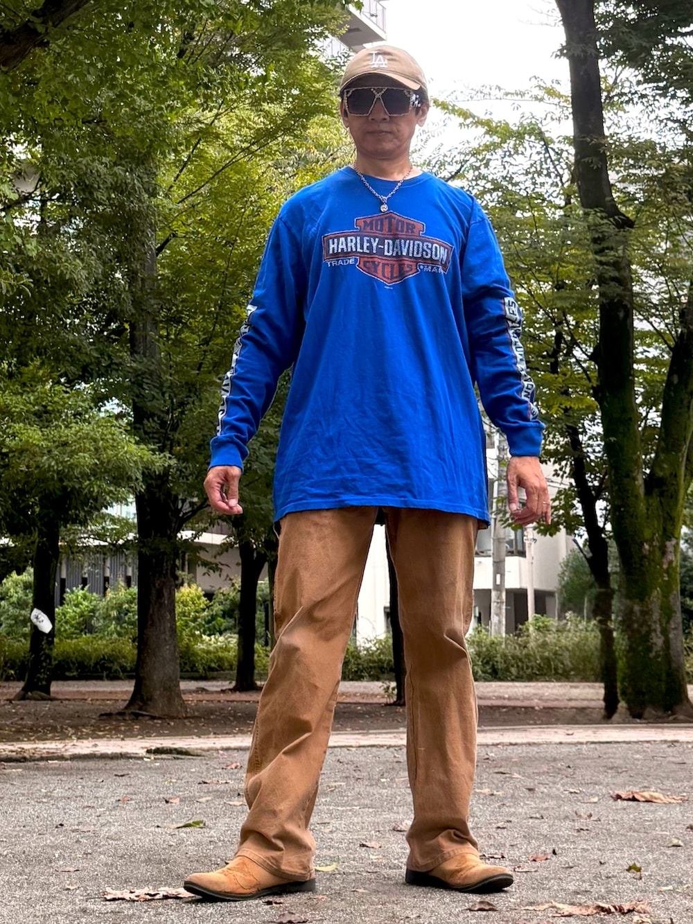 ブルー系のTシャツ/カットソー、ベージュ系のカーゴパンツ、ブラウン系のブーツを着用したメンズの秋コーディネートの3枚目の写真