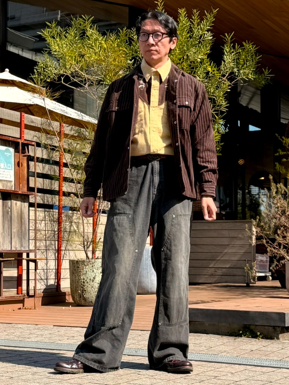 イエロー系のシャツ/ブラウス、ブラウン系のジャケット/アウター、グレー系のデニムパンツを着用したメンズの春コーディネートの3枚目の写真