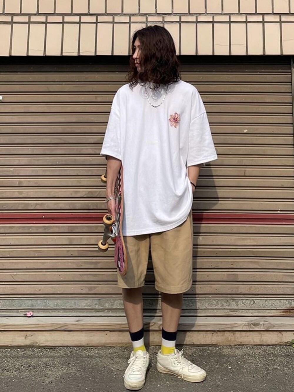 「ootd、outfit、ビッグシルエット、韓国ファッション、kicks、minsobi、夏コーデ、スケボー」｜「minsobiのフラワーデザインビッグT（Tシャツ/カットソー、ホワイト系）」を使った、colbayuneさん（メンズ・173cm）の春コーディネートの2枚目の写真