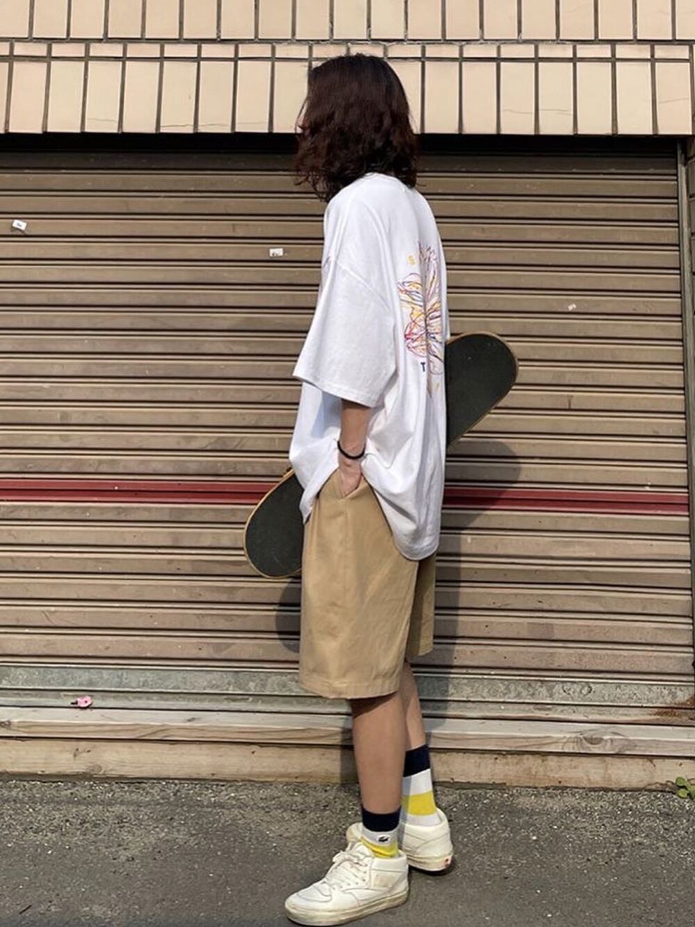 「ootd、outfit、ビッグシルエット、韓国ファッション、kicks、minsobi、夏コーデ、スケボー」｜「minsobiのフラワーデザインビッグT（Tシャツ/カットソー、ホワイト系）」を使った、colbayuneさん（メンズ・173cm）の春コーディネートの3枚目の写真