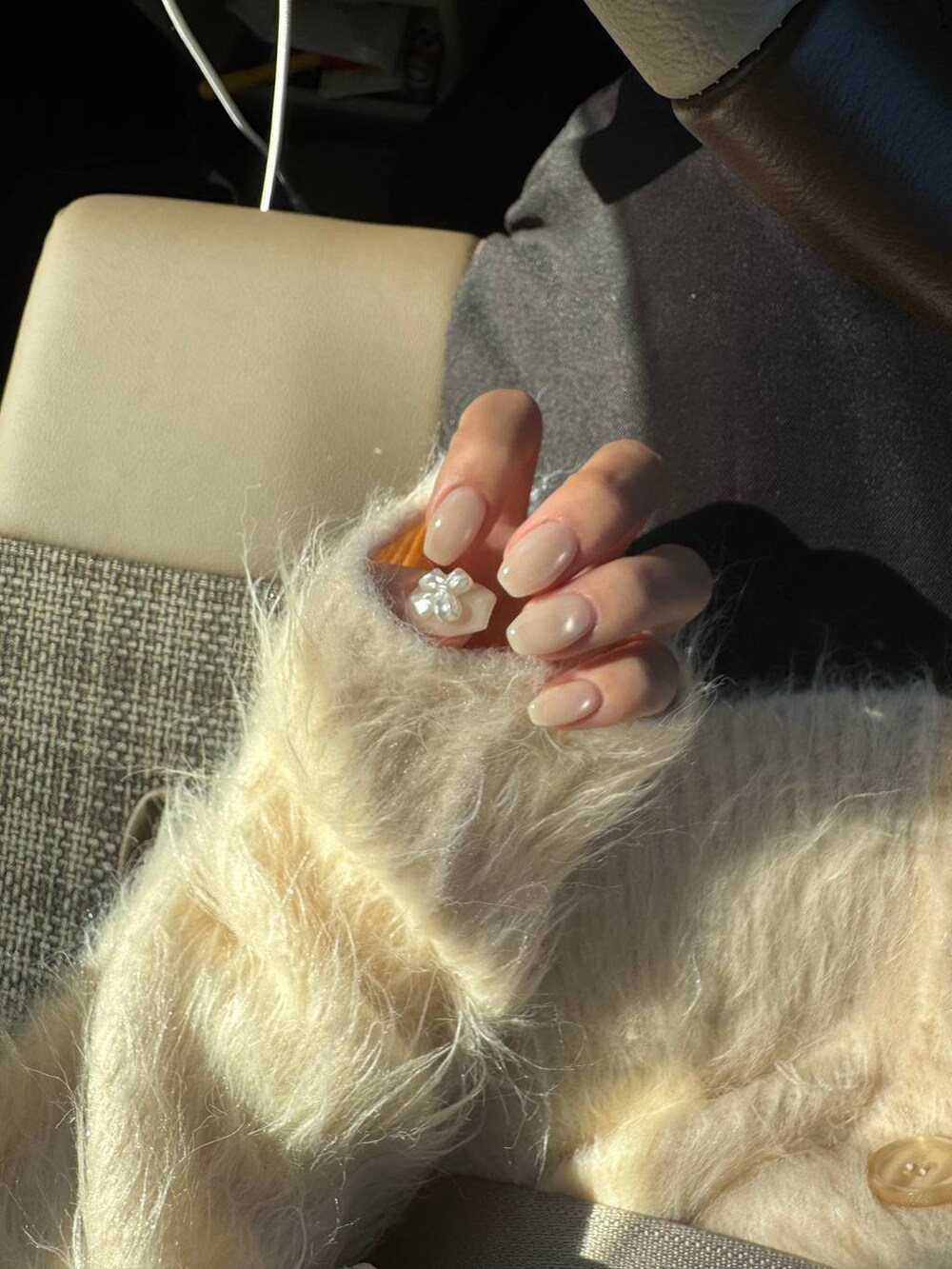 ホワイト系のカーディガン/ボレロを着用したレディースの秋コーディネートの3枚目の写真