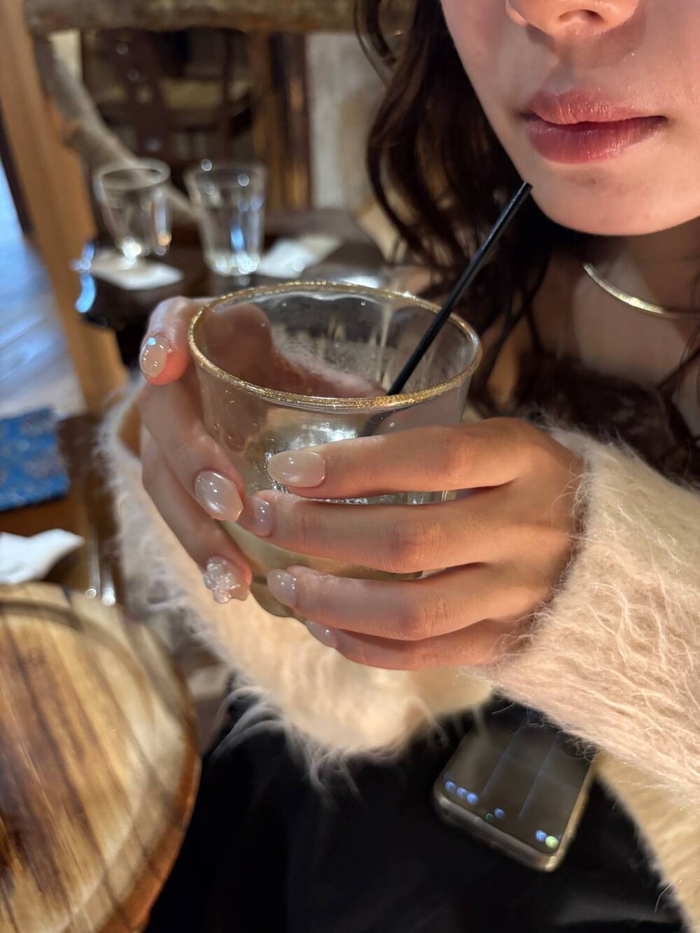 ホワイト系のカーディガン/ボレロを着用したレディースの秋コーディネートの2枚目の写真