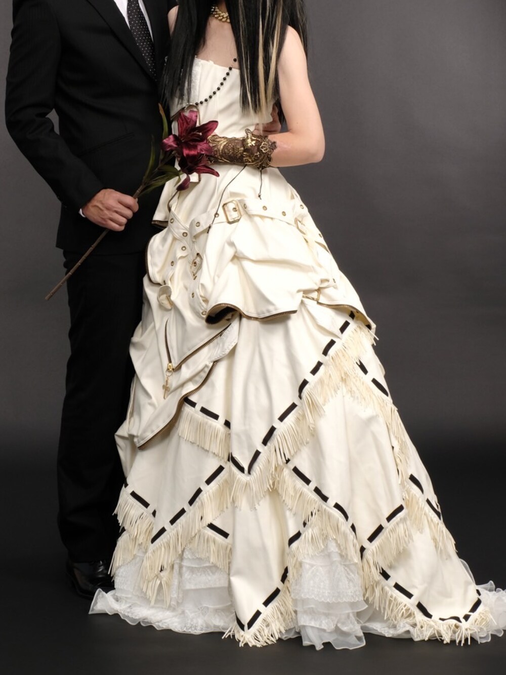 ホワイト系のドレスを着用したレディースの冬コーディネートの2枚目の写真