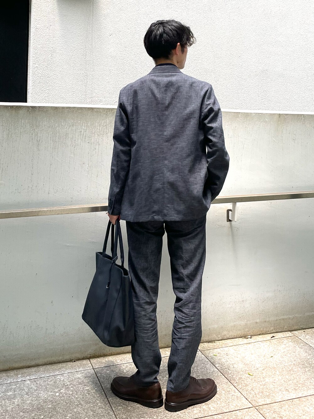 「THE SHOP TK、THESHOPTK、セットアップ、セットアップスタイル、リネン、リネンジャケット、リネンパンツ、ネイビー、ワントーンコーデ、ビジネススタイル、ビジネスコーデ、夏、スラックス、シンプルコーデ、トートバッグ」｜「THE SHOP TK の【洗える/セットアップ可】リネン混ヘザージャケット（テーラードジャケット、ブルー系）」を使った、gattaさん（メンズ・174cm）の春コーディネートの3枚目の写真