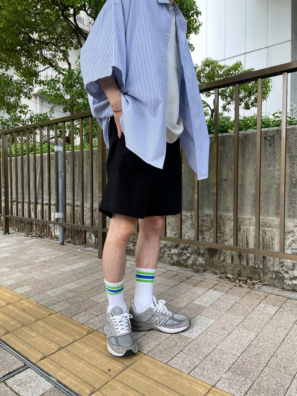 ブルー系のシャツ/ブラウス、ホワイト系のTシャツ/カットソー、グレー系のスニーカーを着用したメンズの夏コーディネートの2枚目の写真