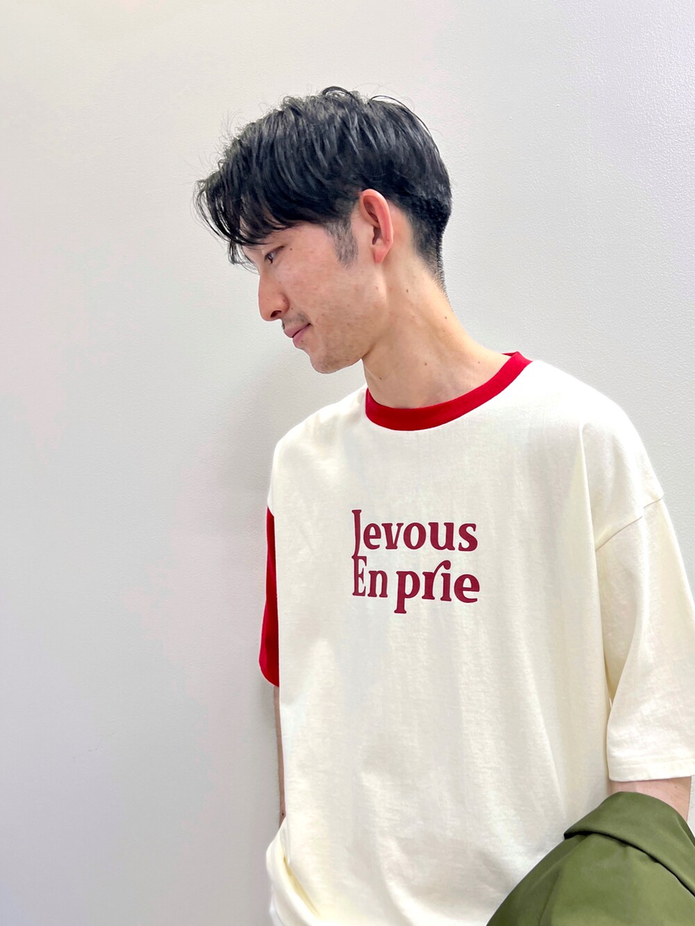 グレー系のスニーカー、ホワイト系のその他パンツ、レッド系のTシャツ/カットソーを着用したメンズの夏コーディネートの2枚目の写真