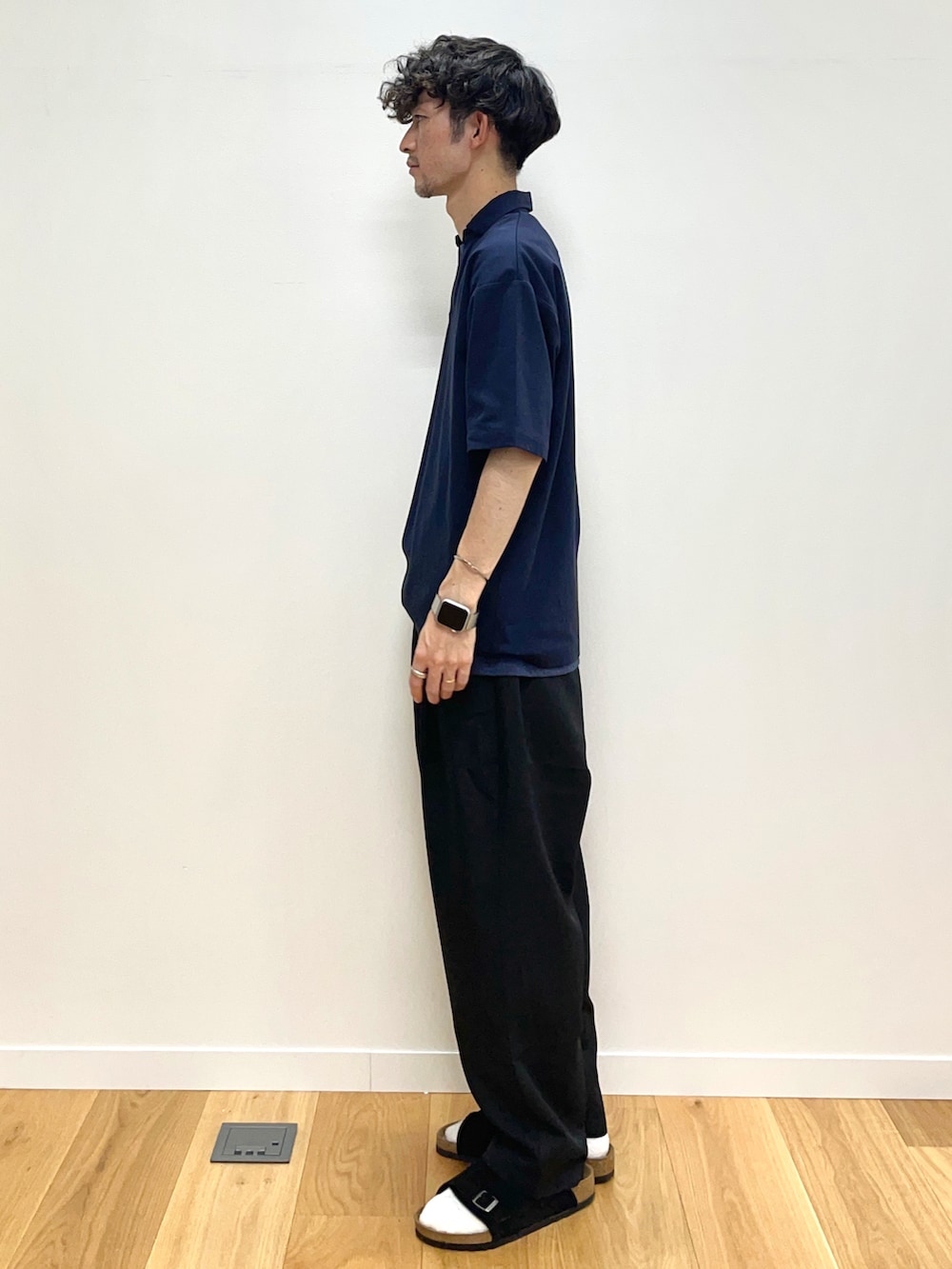 ブルー系のポロシャツ、ブルー系のTシャツ/カットソーを着用したメンズの夏コーディネートの3枚目の写真