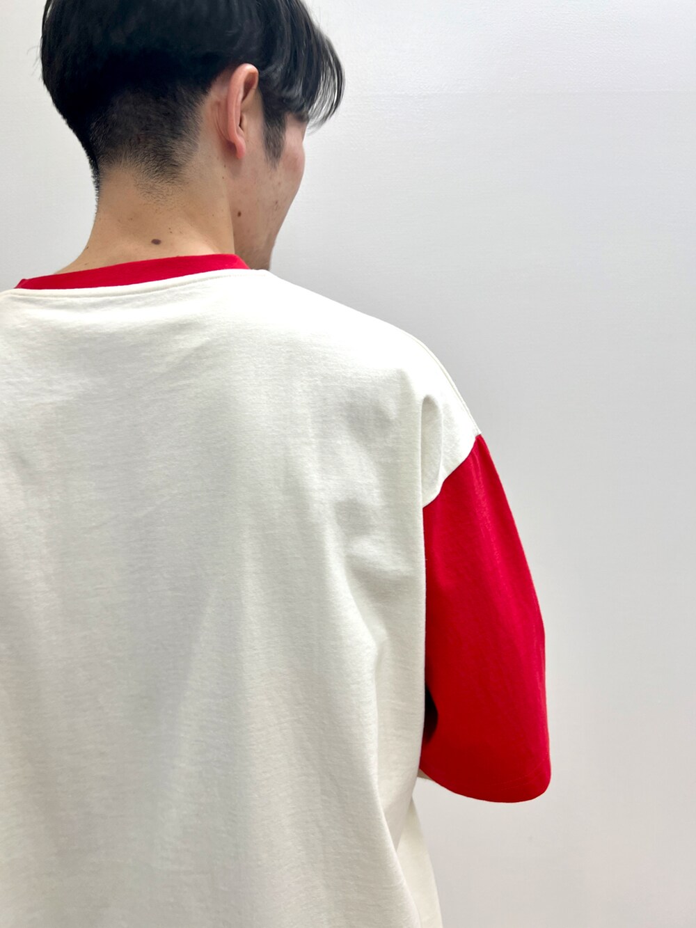 グレー系のスニーカー、ホワイト系のその他パンツ、レッド系のTシャツ/カットソーを着用したメンズの夏コーディネートの3枚目の写真
