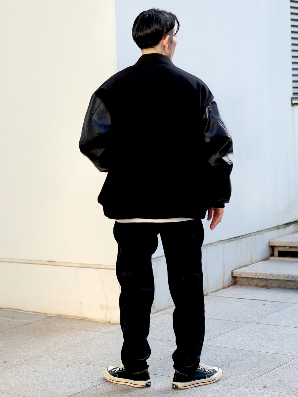「THE SHOP TK、THESHOPTK、冬コーデ、ブラック、モノトーン、スタジャン、ビッグシルエット、ブルー、コーデュロイパンツ、コンバース、チャックテイラー、CT70s、レイヤードスタイル、リラックススタイル、シンプルコーデ」｜「THE SHOP TK のメルトンルーズシルエットスタジャン（ブルゾン、ブラック系）」を使った、gattaさん（メンズ・174cm）の冬コーディネートの3枚目の写真