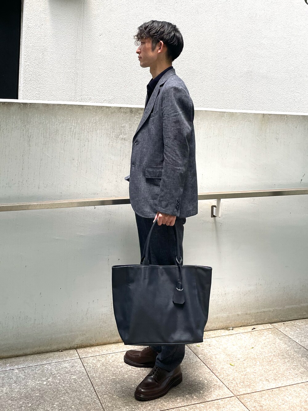 「THE SHOP TK、THESHOPTK、セットアップ、セットアップスタイル、リネン、リネンジャケット、リネンパンツ、ネイビー、ワントーンコーデ、ビジネススタイル、ビジネスコーデ、夏、スラックス、シンプルコーデ、トートバッグ」｜「THE SHOP TK の【洗える/セットアップ可】リネン混ヘザージャケット（テーラードジャケット、ブルー系）」を使った、gattaさん（メンズ・174cm）の春コーディネートの2枚目の写真